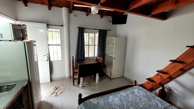 Ambiente con cama y escalera al entrepiso (foto provisoria)